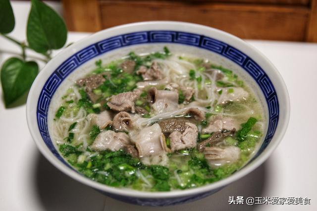 风靡广东的原味汤粉的高汤如何熬制？加上这些简单配料，汤鲜味浓