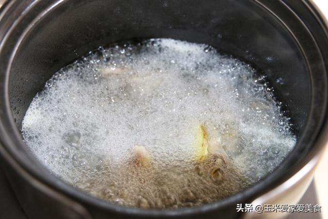 风靡广东的原味汤粉的高汤如何熬制？加上这些简单配料，汤鲜味浓