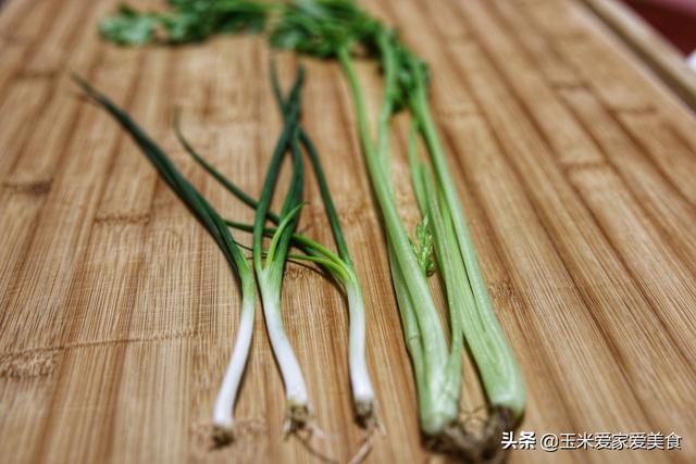 风靡广东的原味汤粉的高汤如何熬制？加上这些简单配料，汤鲜味浓