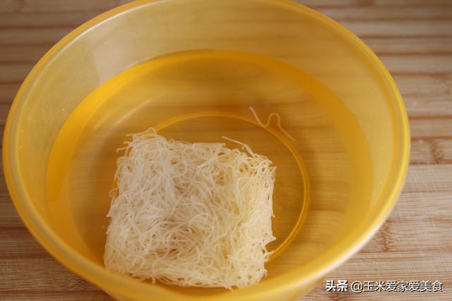 风靡广东的原味汤粉的高汤如何熬制？加上这些简单配料，汤鲜味浓