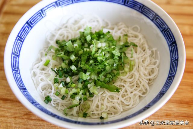 风靡广东的原味汤粉的高汤如何熬制？加上这些简单配料，汤鲜味浓